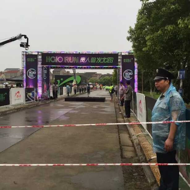 貴人鳥夜跑行動保安人員執(zhí)勤 貴人鳥夜跑行動保安人員執(zhí)勤